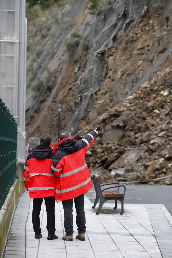 La ladera de Ondarroa sufre un gran desprendimiento que alcanza a las viviendas