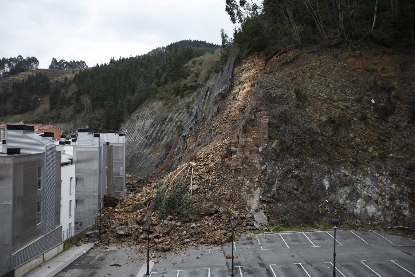 La ladera de Ondarroa sufre un gran desprendimiento que alcanza a las viviendas