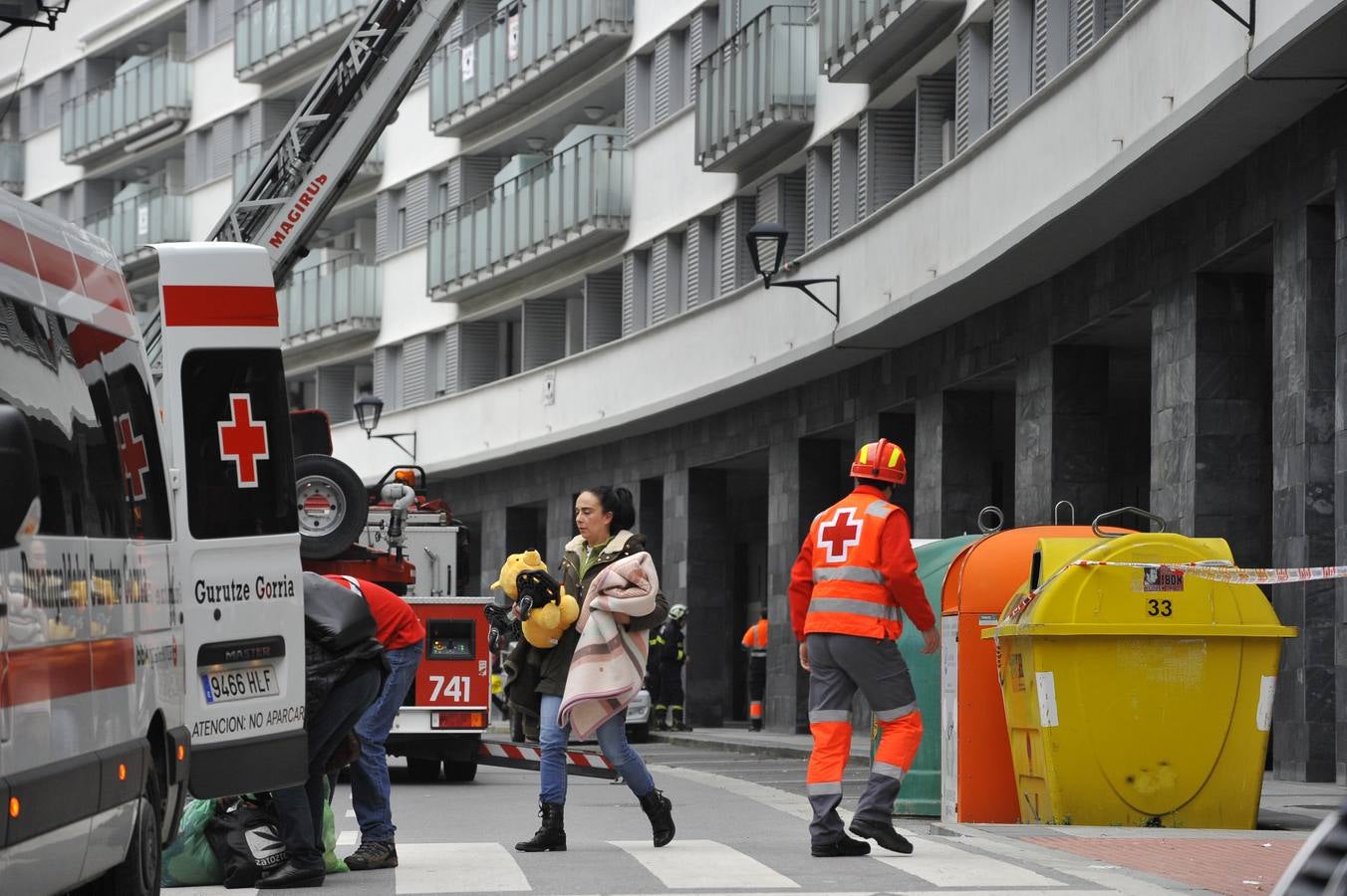 Los bomberos dirigen la recogida de enseres en Ondarroa