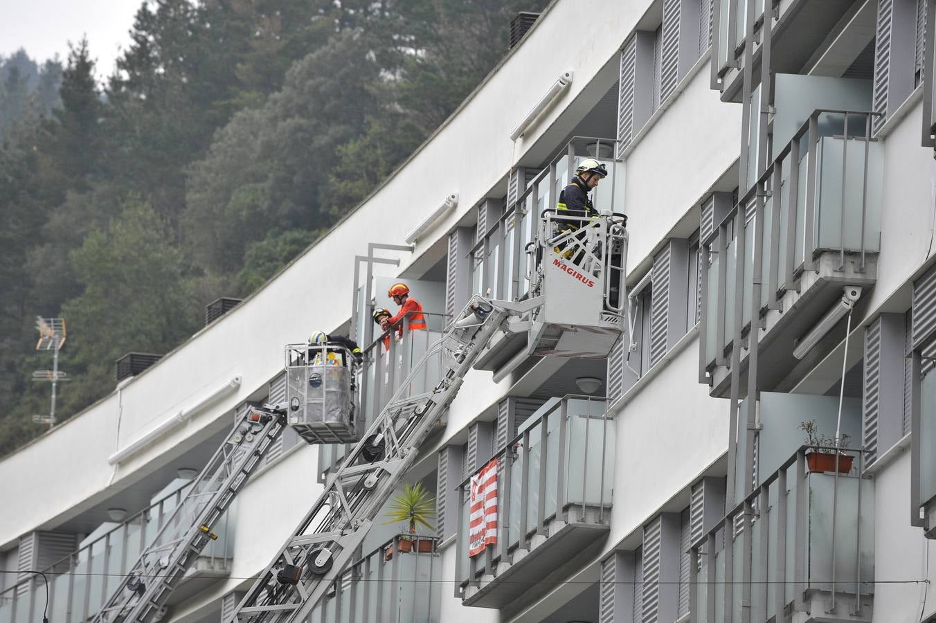 Los bomberos dirigen la recogida de enseres en Ondarroa