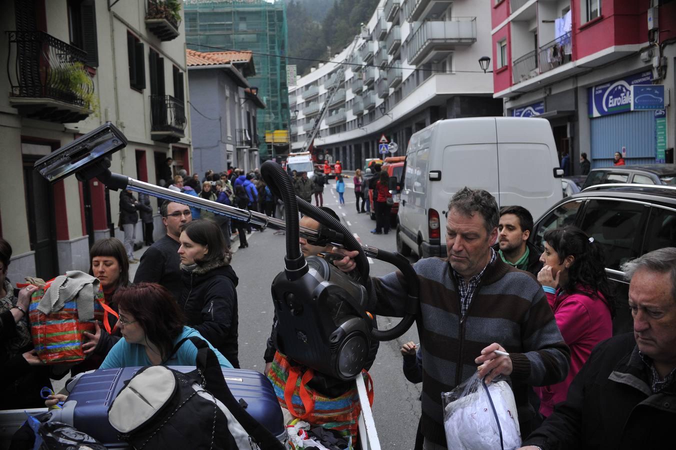 Los bomberos dirigen la recogida de enseres en Ondarroa