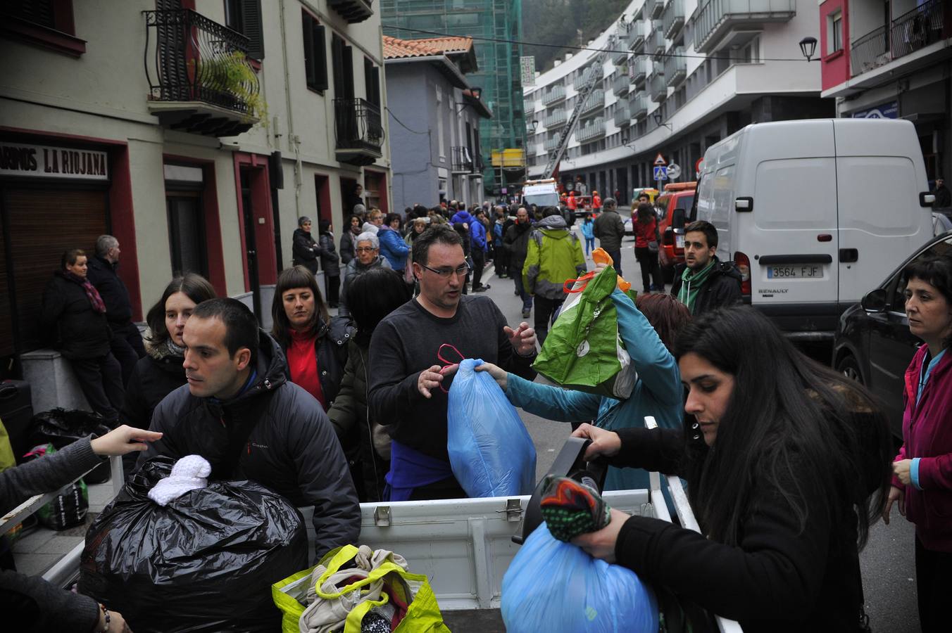 Los bomberos dirigen la recogida de enseres en Ondarroa