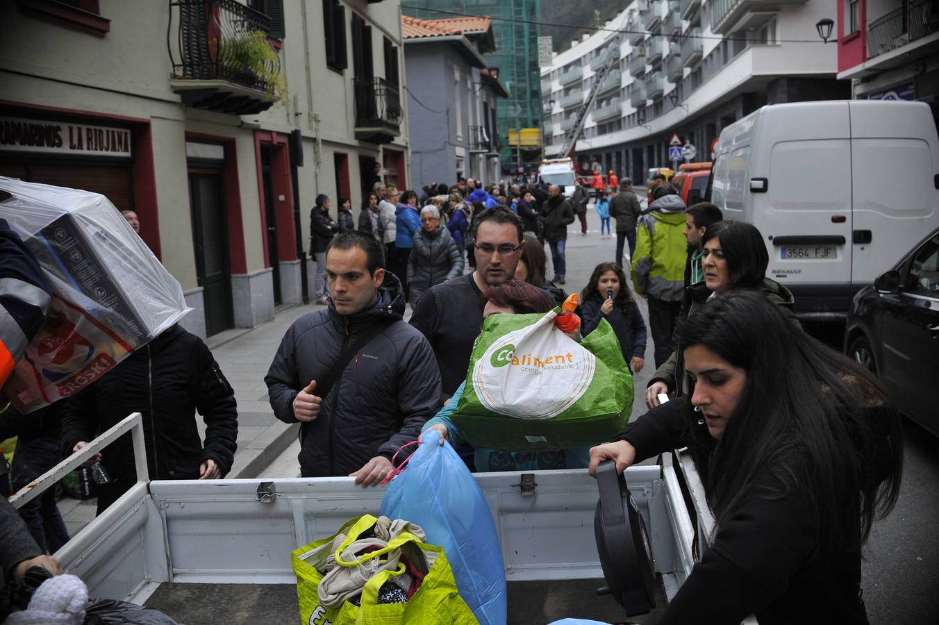 Los bomberos dirigen la recogida de enseres en Ondarroa