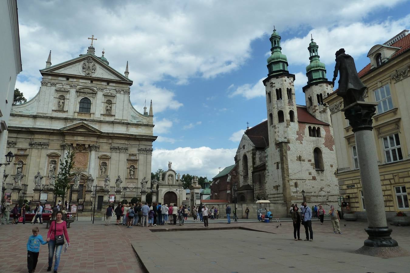 Iglesias de San Pedro y San Pablo (a la izquierda) y San Andrés.