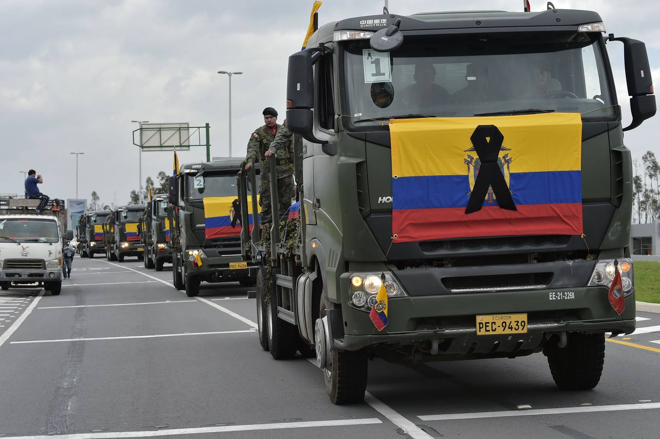 Ecuador despide con honores a los 22 militares fallecidos en un accidente aéreo