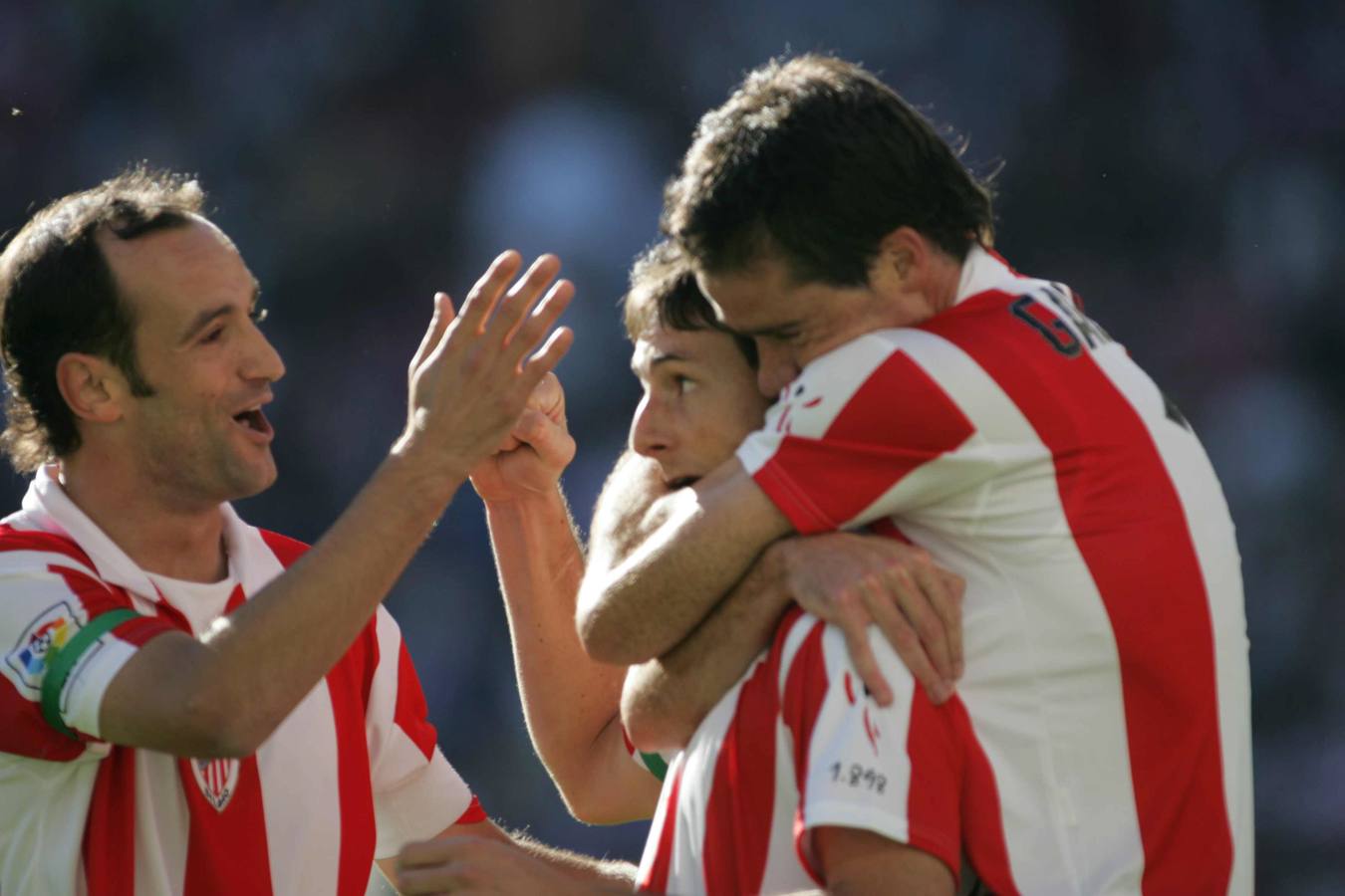 Aduriz celebra un gol con Etxeberria y Gabilondo en su primer regreso al Athletic.