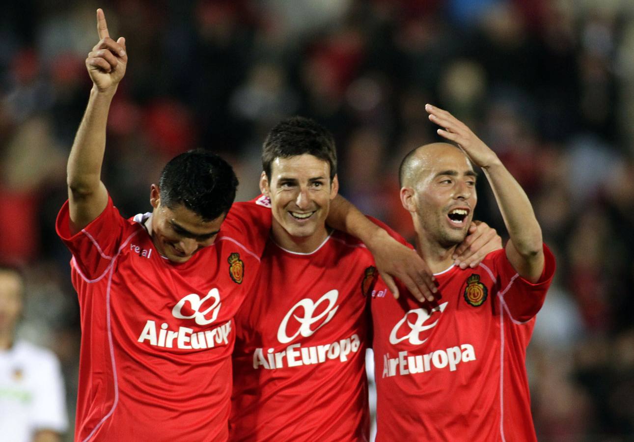 Aduriz, en el centro, entre Chory Castro y Borja Valero.