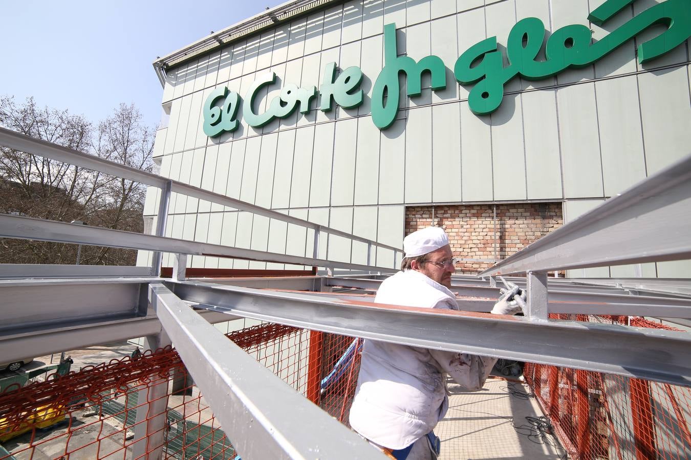 Instalación de la pasarela de El Corte Inglés