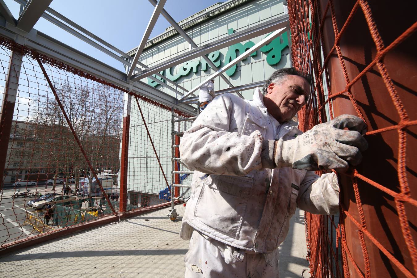 Instalación de la pasarela de El Corte Inglés