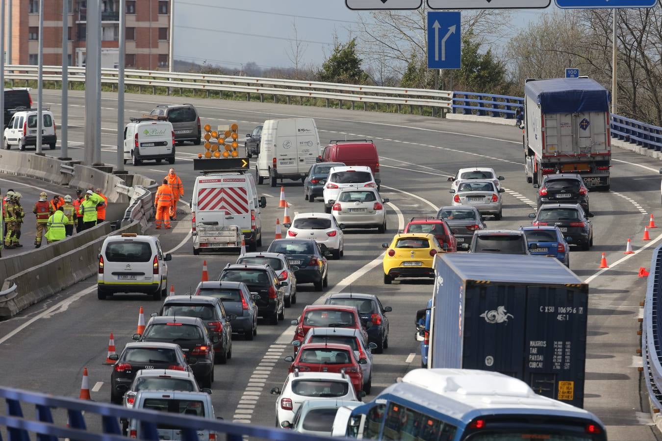 Monumental atasco en la A-8: Un camión cisterna vuelca a la altura de La Peña