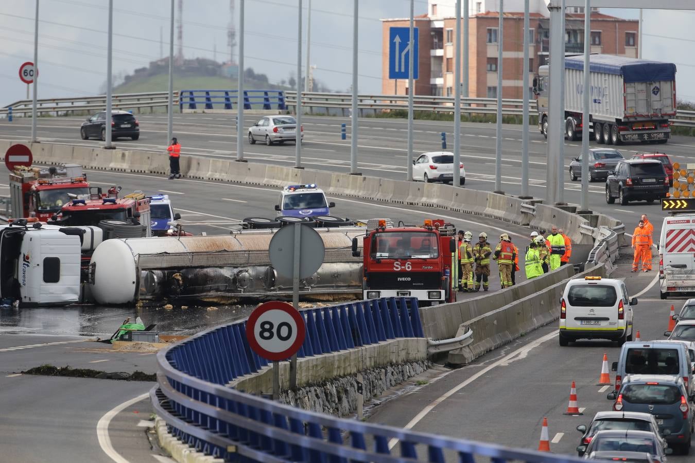 Monumental atasco en la A-8: Un camión cisterna vuelca a la altura de La Peña