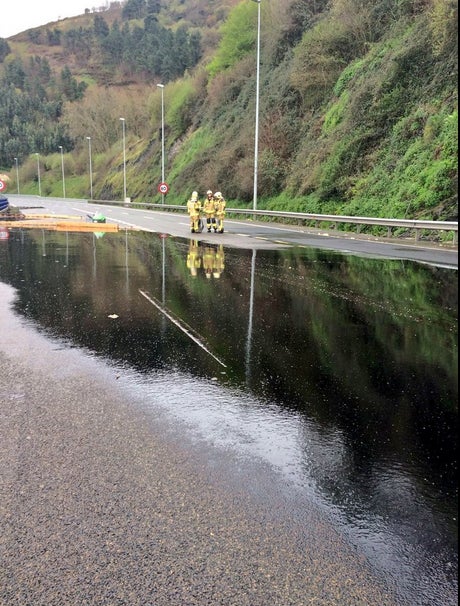Monumental atasco en la A-8: Un camión cisterna vuelca a la altura de La Peña
