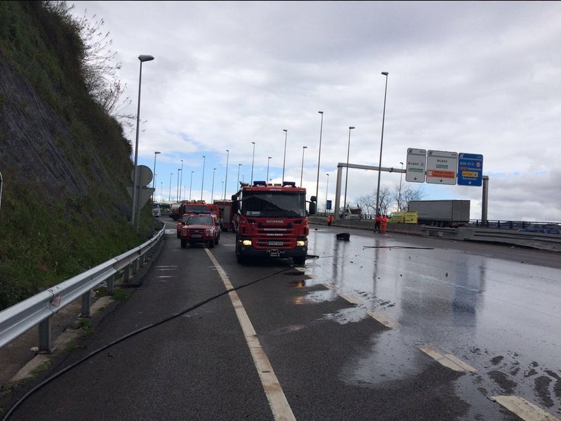 Monumental atasco en la A-8: Un camión cisterna vuelca a la altura de La Peña
