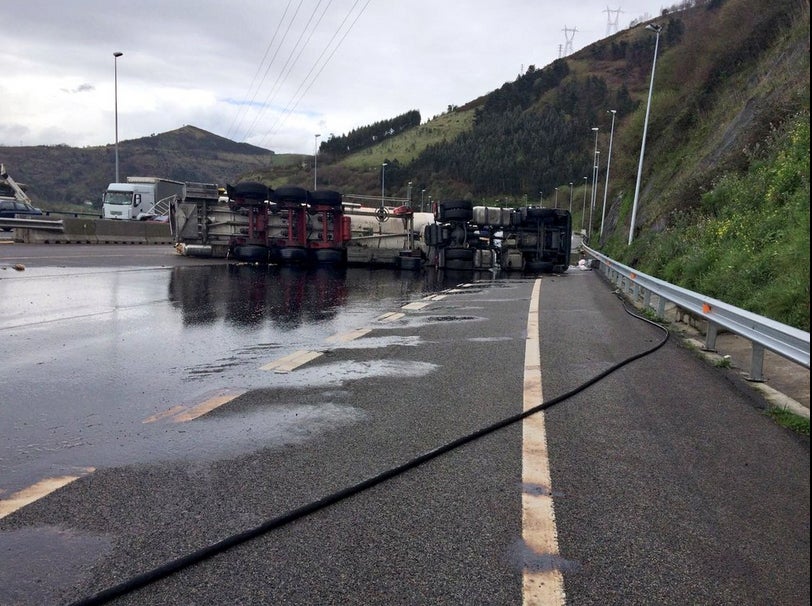 Monumental atasco en la A-8: Un camión cisterna vuelca a la altura de La Peña