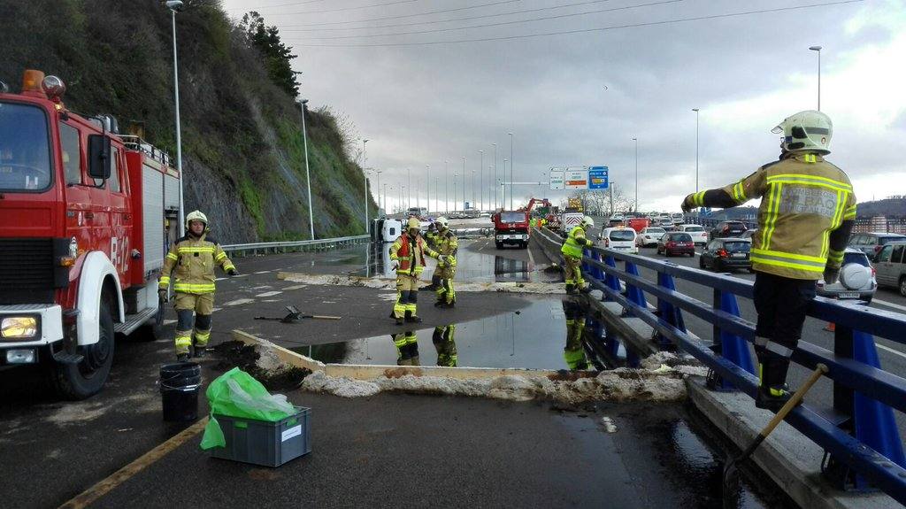 Monumental atasco en la A-8: Un camión cisterna vuelca a la altura de La Peña