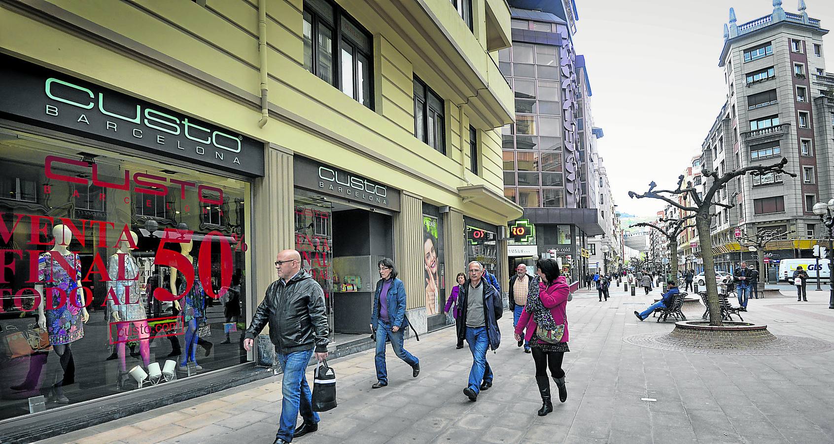 Custo Barcelona ha sido la última gran marca en anunciar su cierra. Esta, en la calle Ercilla. 