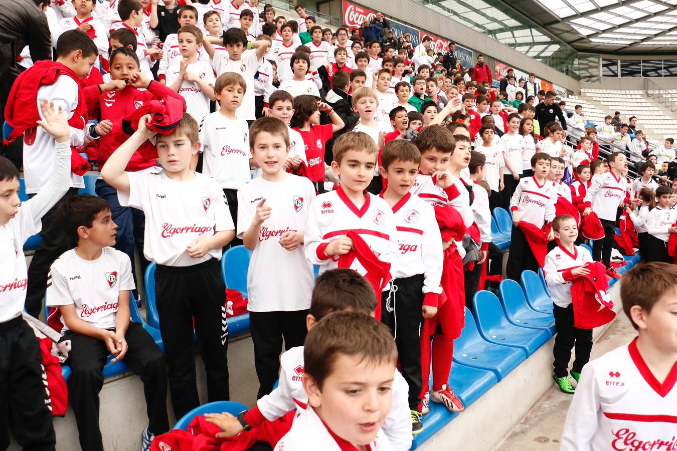 Los niños se preparan para la foto con los jugadores del Alavés