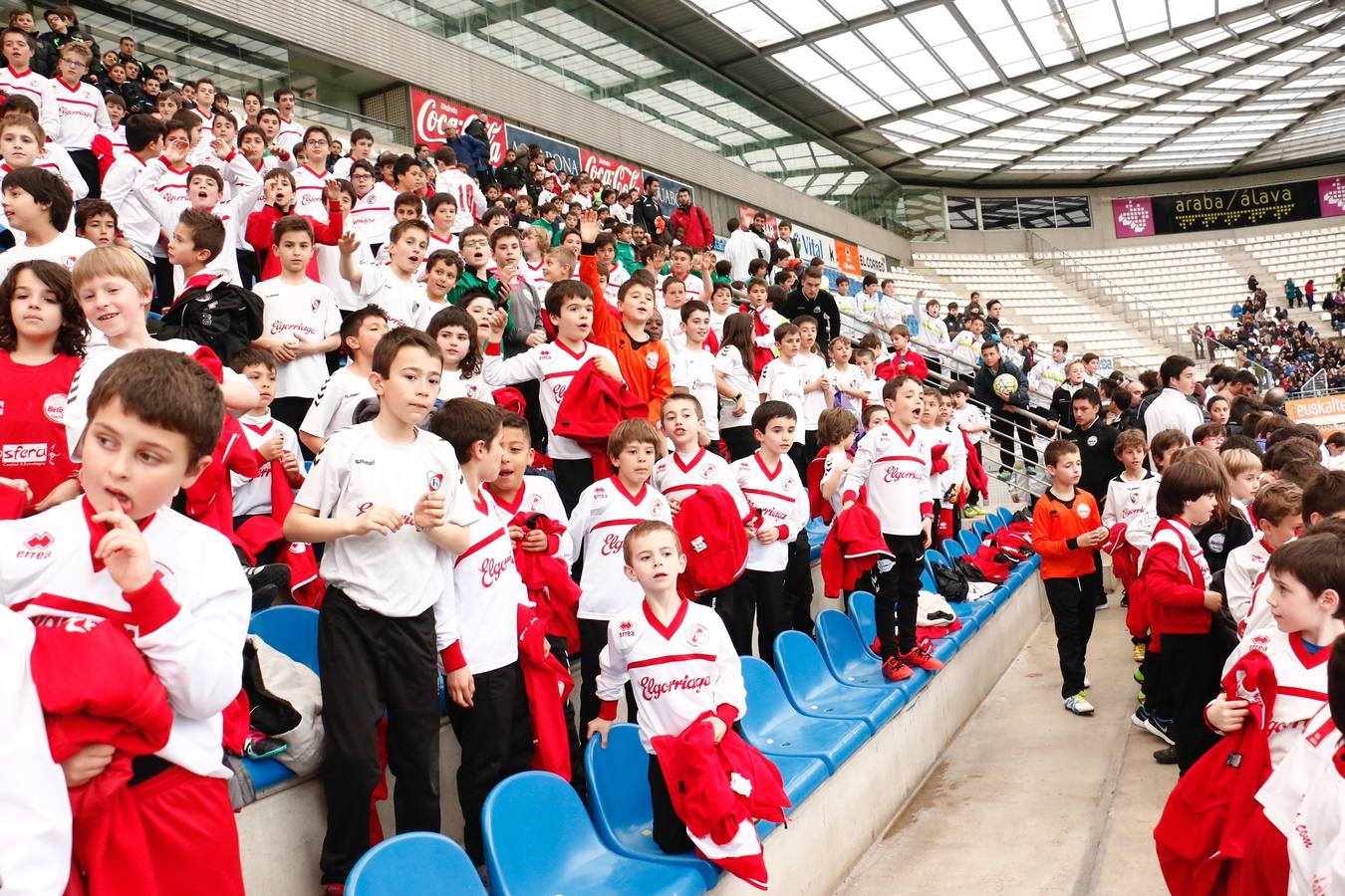 Los niños se preparan para la foto con los jugadores del Alavés