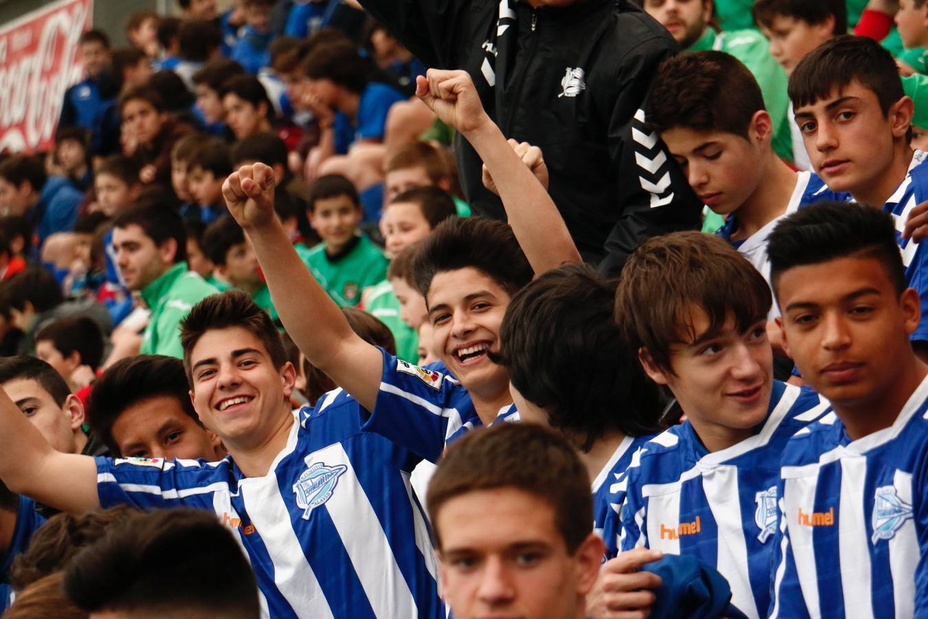 Los niños se preparan para la foto con los jugadores del Alavés