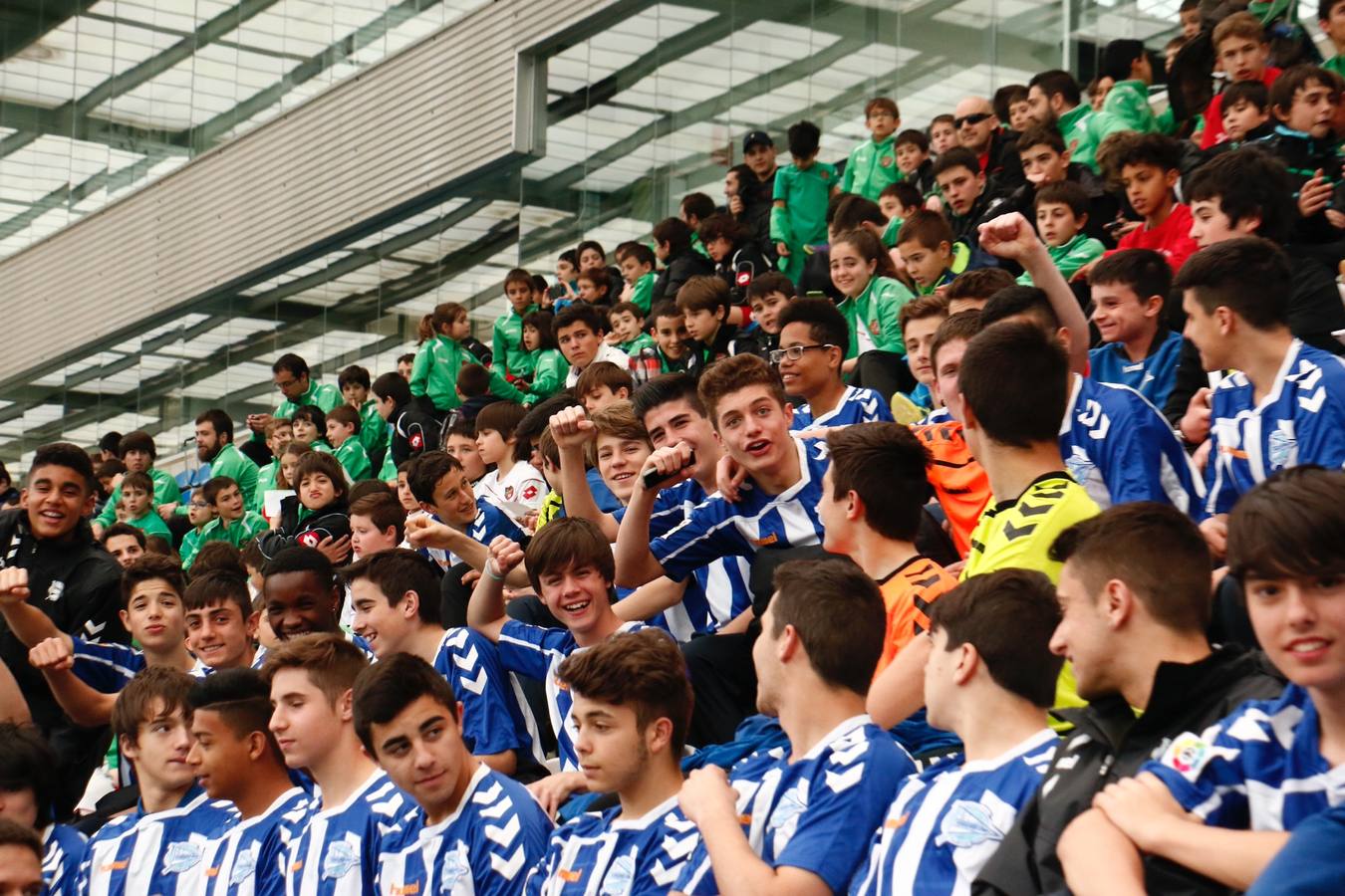 Los niños se preparan para la foto con los jugadores del Alavés