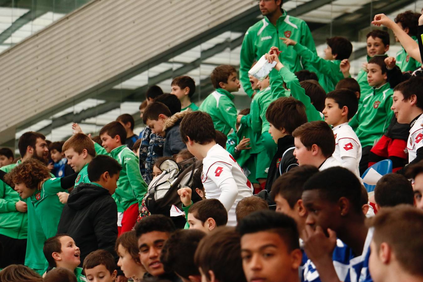 Los niños se preparan para la foto con los jugadores del Alavés