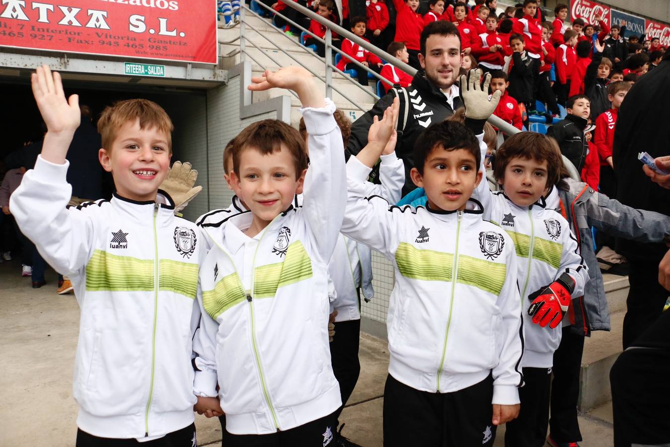 Los niños se preparan para la foto con los jugadores del Alavés