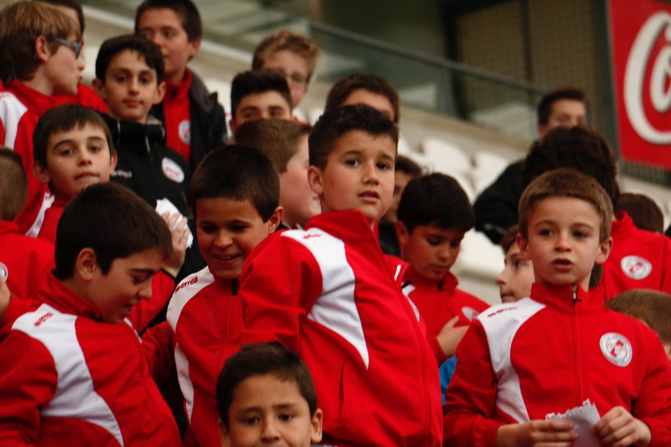 Los niños se preparan para la foto con los jugadores del Alavés