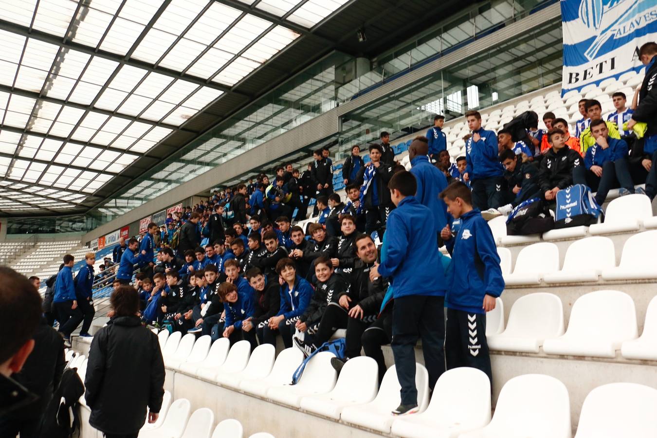 Los niños se preparan para la foto con los jugadores del Alavés