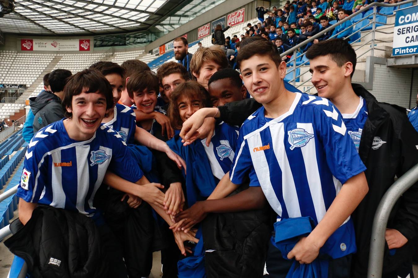 Los niños se preparan para la foto con los jugadores del Alavés