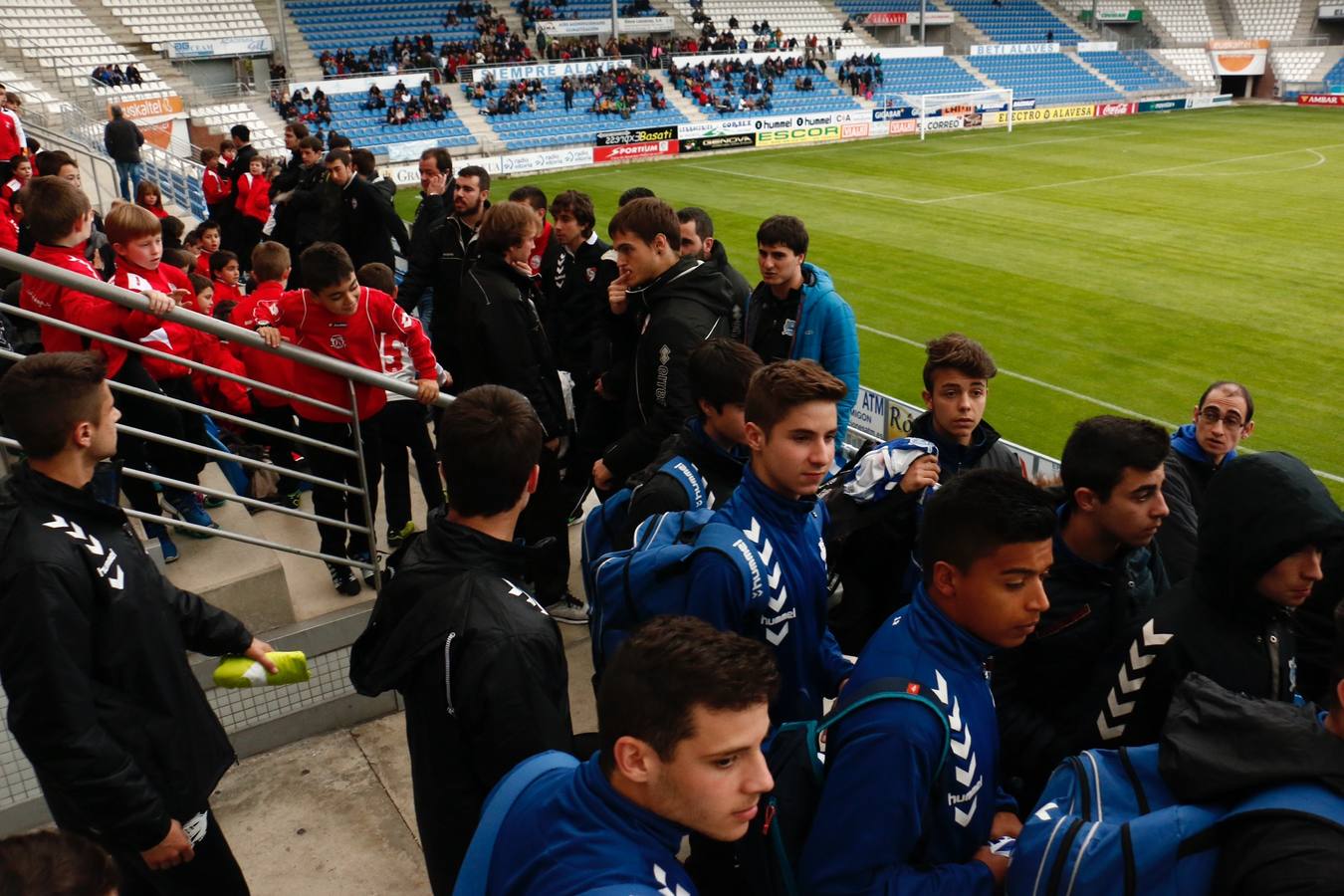 Los niños se preparan para la foto con los jugadores del Alavés