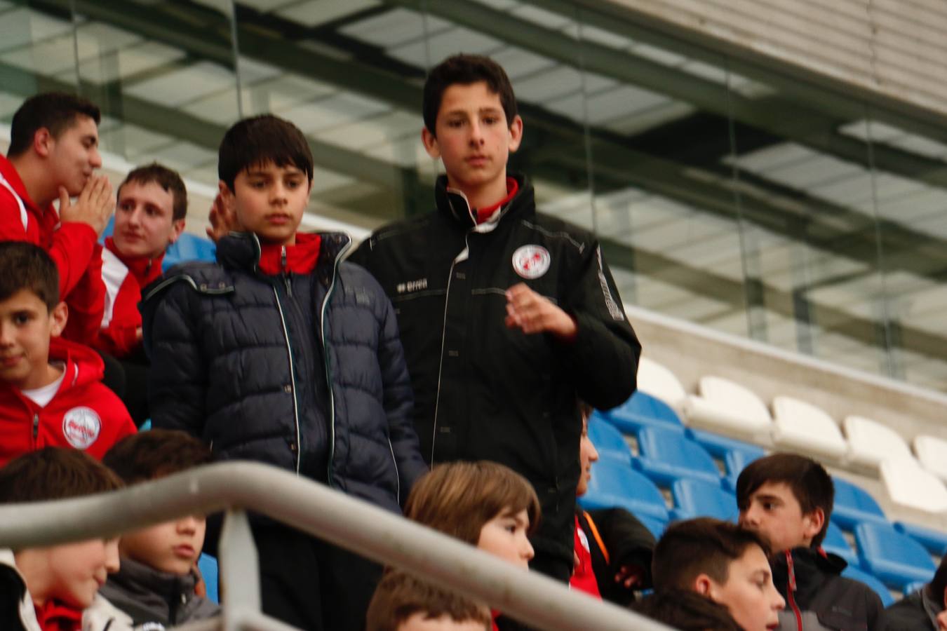 Los niños se preparan para la foto con los jugadores del Alavés