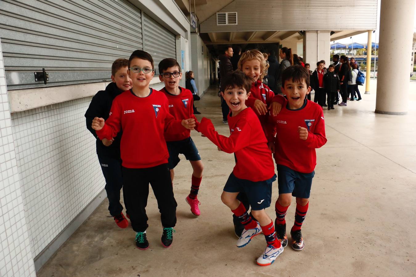 Los niños se preparan para la foto con los jugadores del Alavés