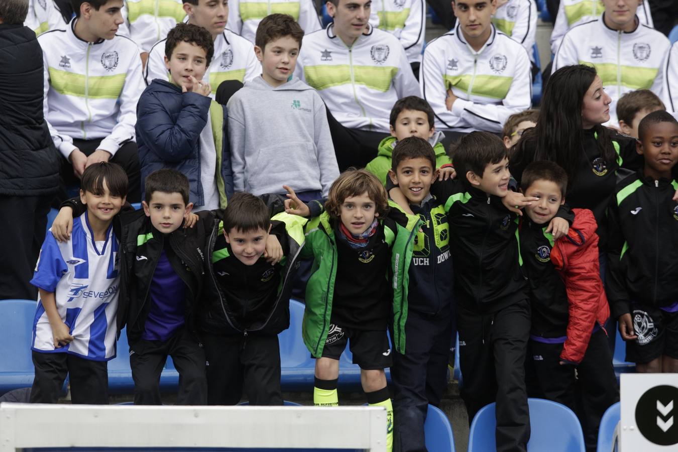 Los niños se preparan para la foto con los jugadores del Alavés