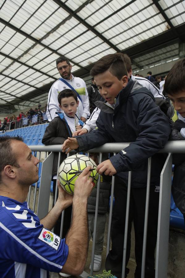 Los jugadores saludan y firman autógrafos a los niños