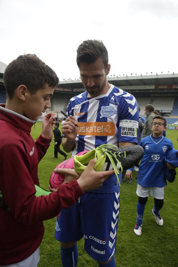 Los jugadores saludan y firman autógrafos a los niños