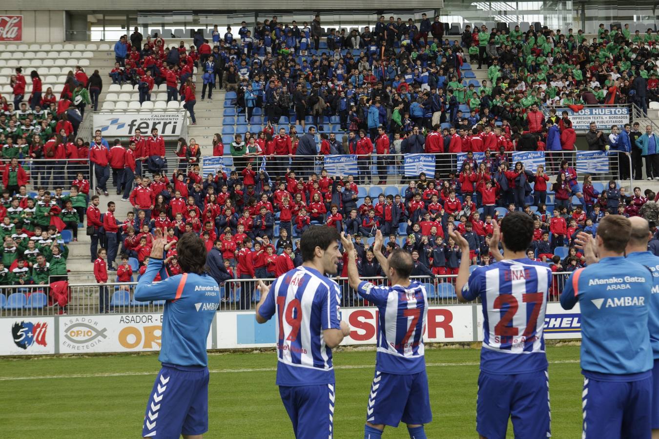 Los jugadores saludan y firman autógrafos a los niños