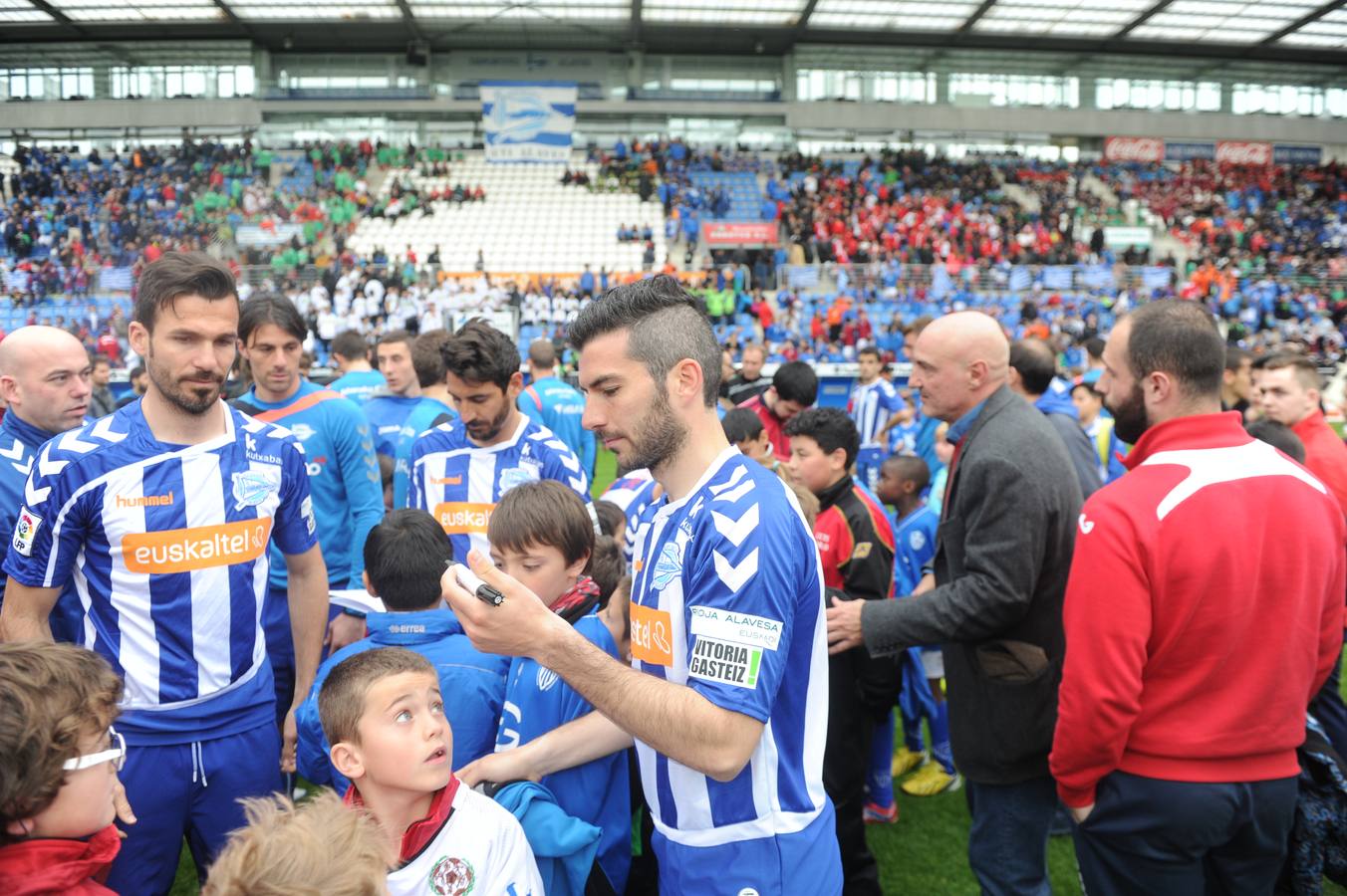 Los jugadores saludan y firman autógrafos a los niños