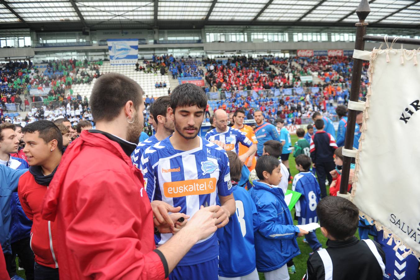 Los jugadores saludan y firman autógrafos a los niños