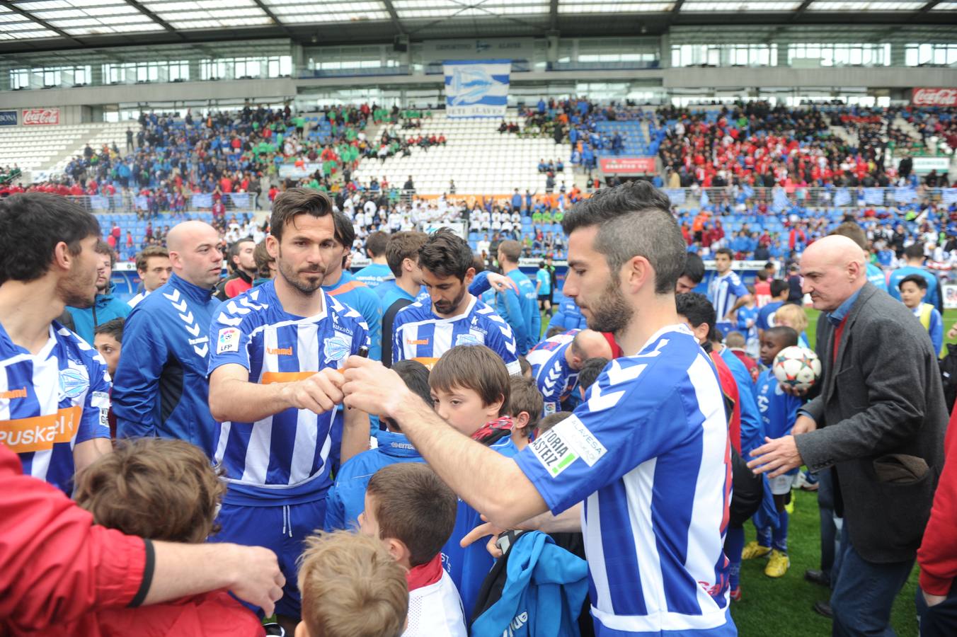 Los jugadores saludan y firman autógrafos a los niños