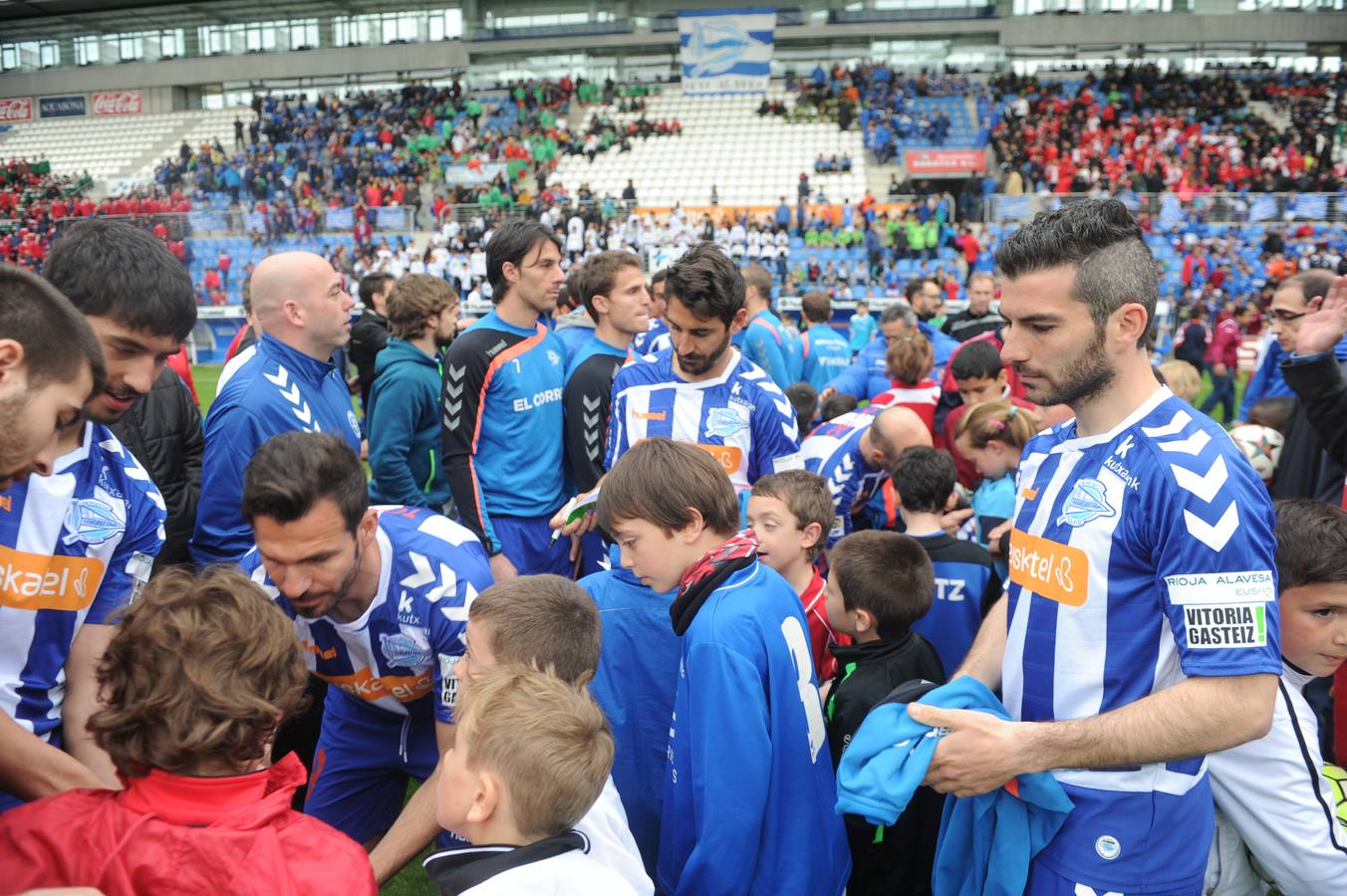 Los jugadores saludan y firman autógrafos a los niños