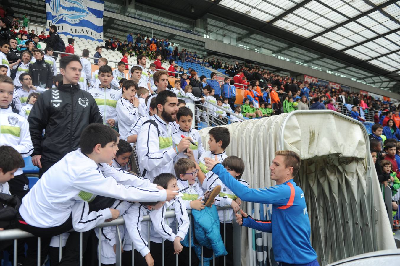 Los jugadores saludan y firman autógrafos a los niños