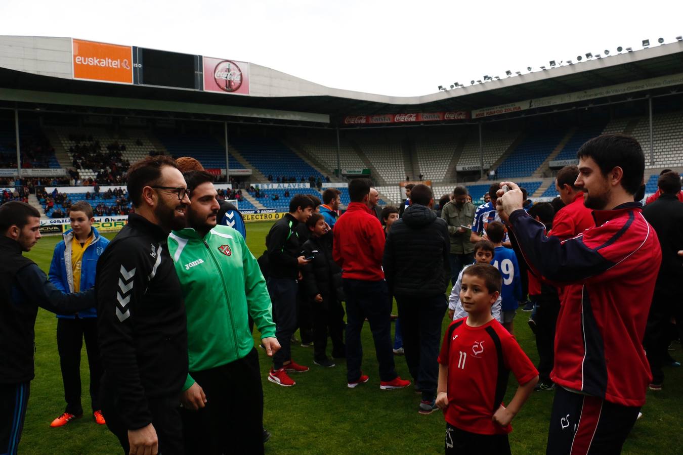 Los jugadores saludan y firman autógrafos a los niños