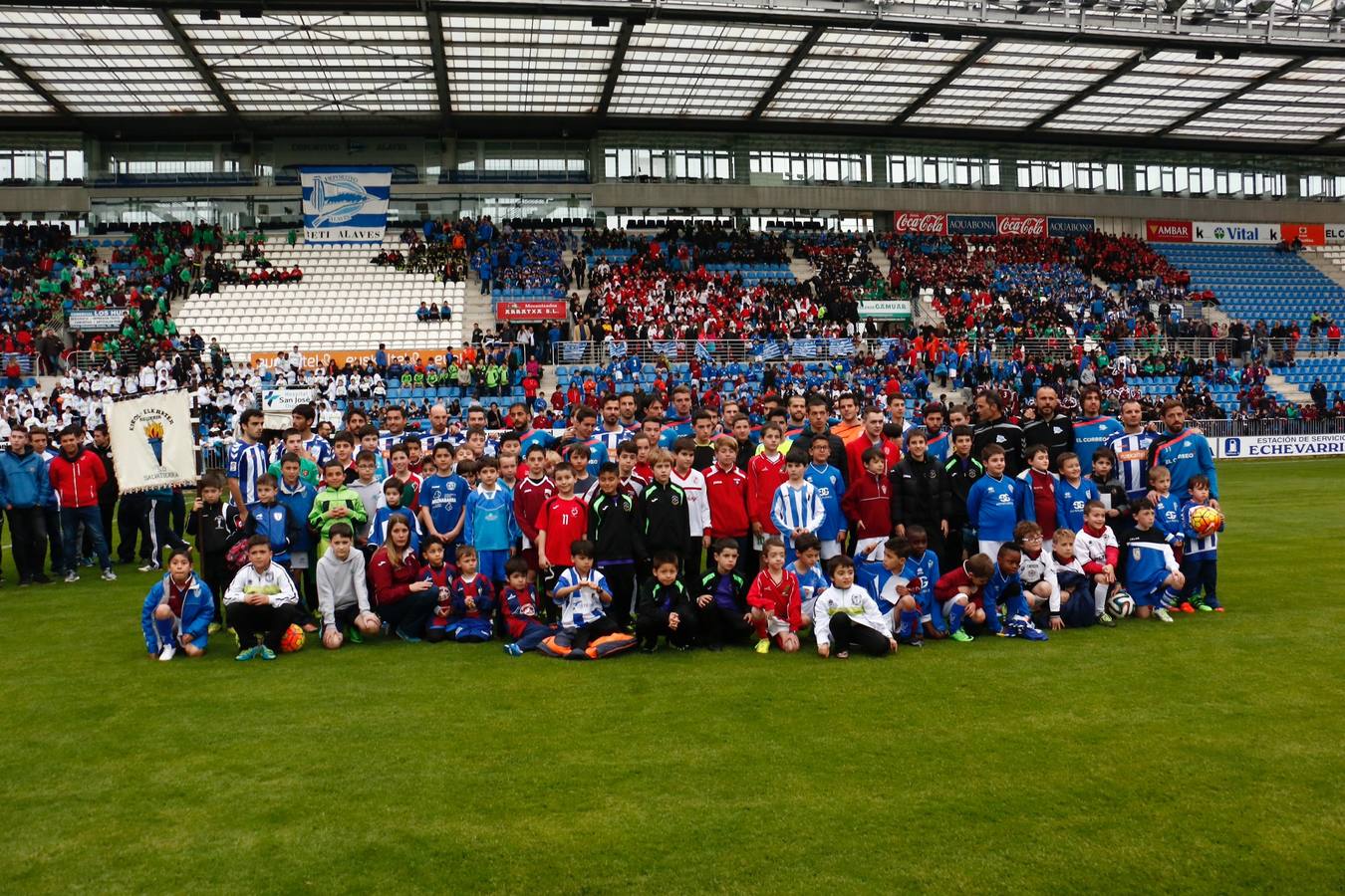 Los jugadores saludan y firman autógrafos a los niños