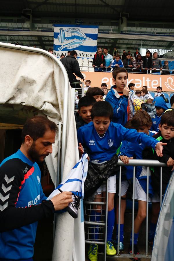 Los jugadores saludan y firman autógrafos a los niños