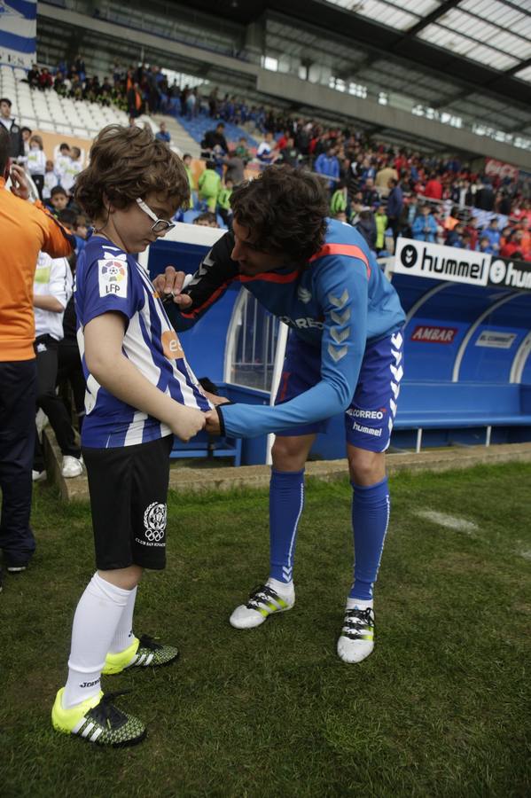 Los jugadores saludan y firman autógrafos a los niños