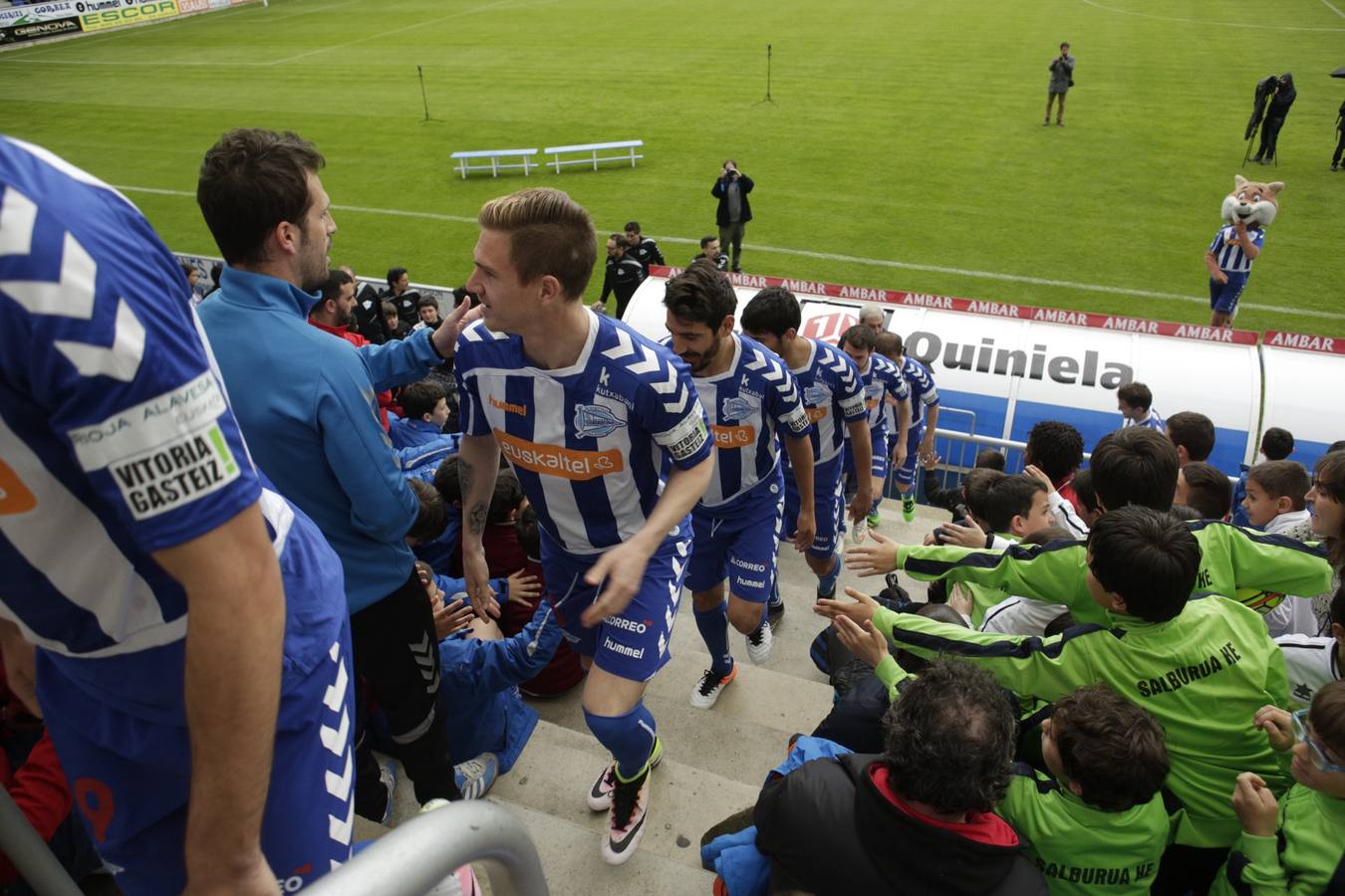 Los jugadores saludan y firman autógrafos a los niños