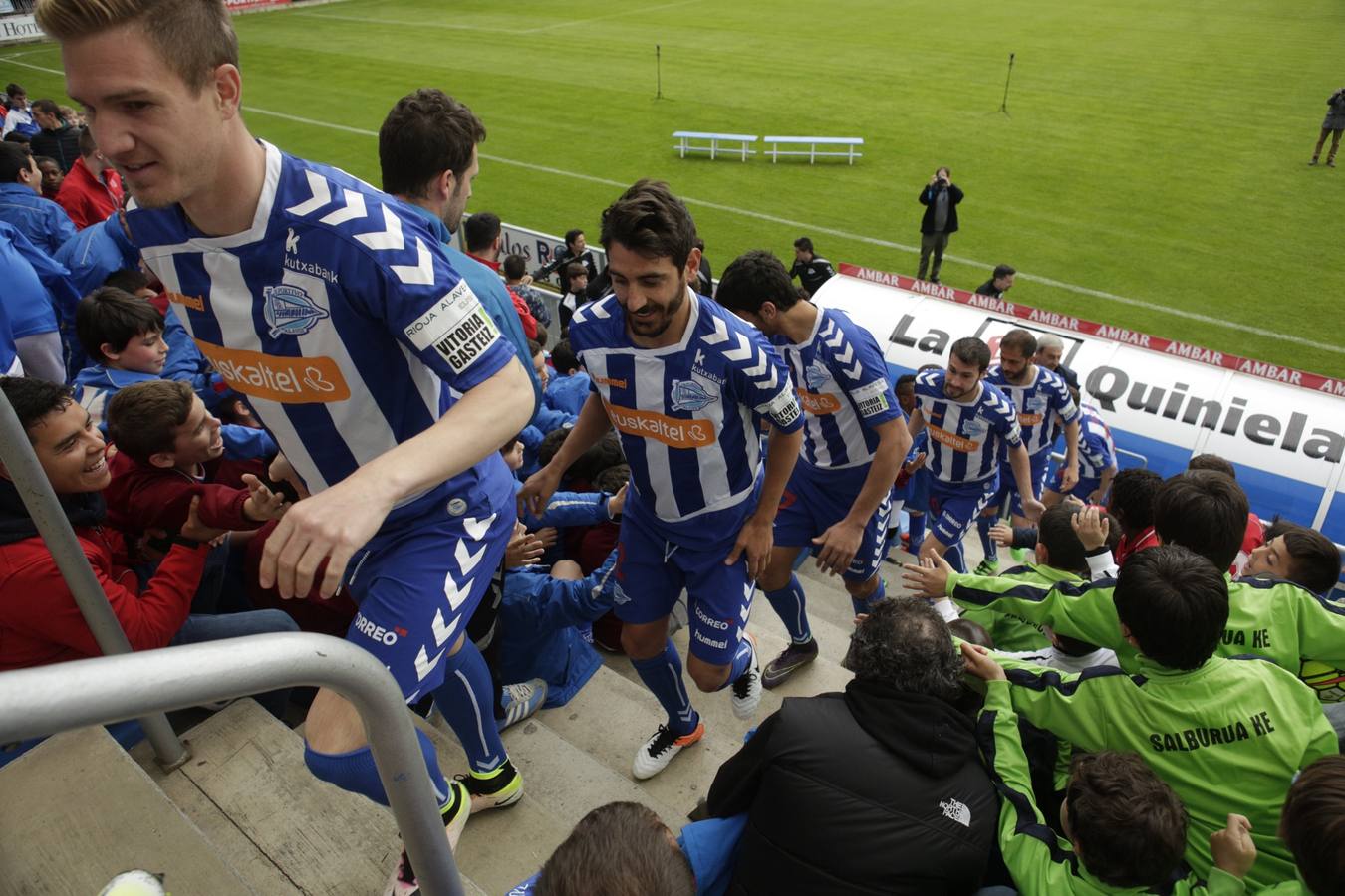 Los jugadores saludan y firman autógrafos a los niños