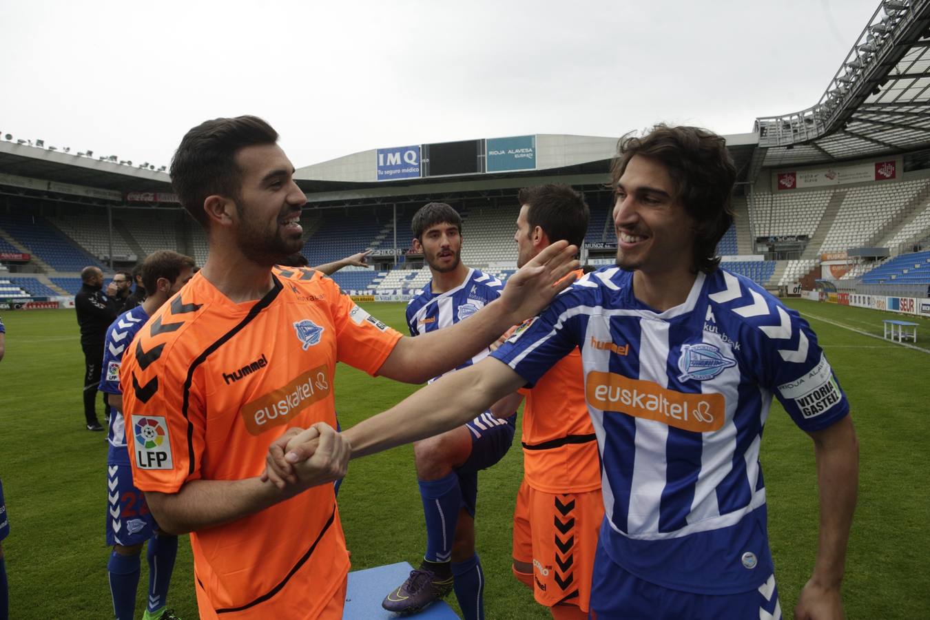 Los jugadores del Álaves posan para la foto de El Correo