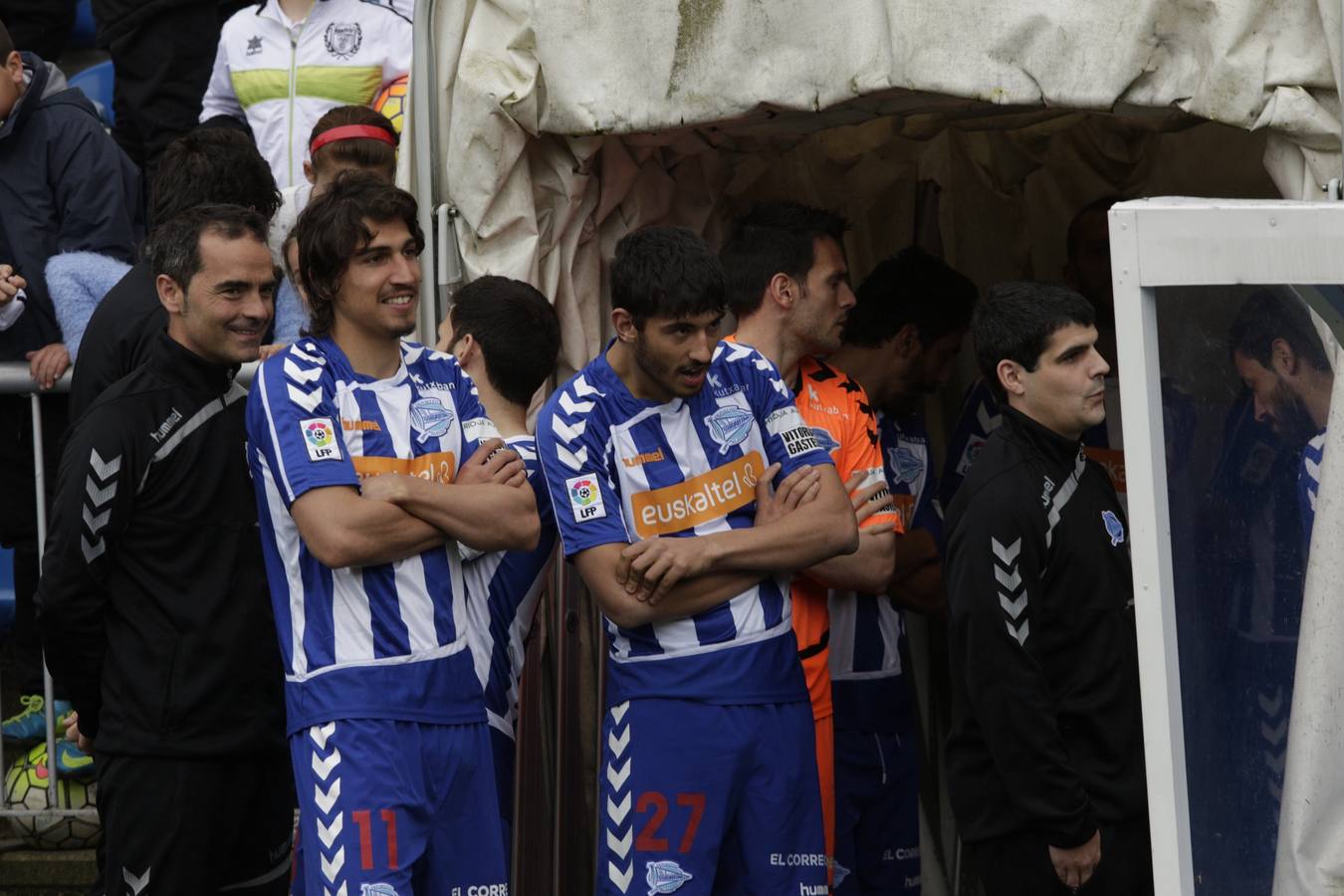 Los jugadores del Álaves posan para la foto de El Correo