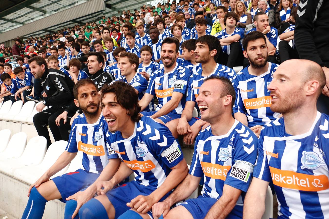 Los jugadores del Álaves posan para la foto de El Correo